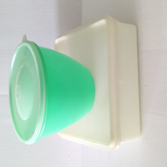 That's a Bowl Tupperware and square Tupperware storage container. - Picture 1 of 7